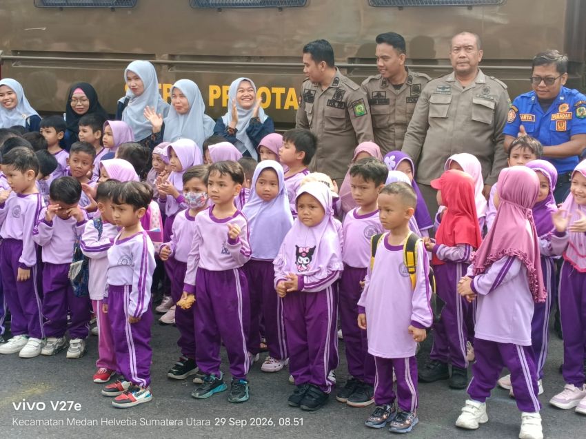Pakai Mobil Patroli Satpol PP, Puluhan Anak TK Aisyiyah Bustanul Athfal Kunjungi Mako Damkarmat Medan
