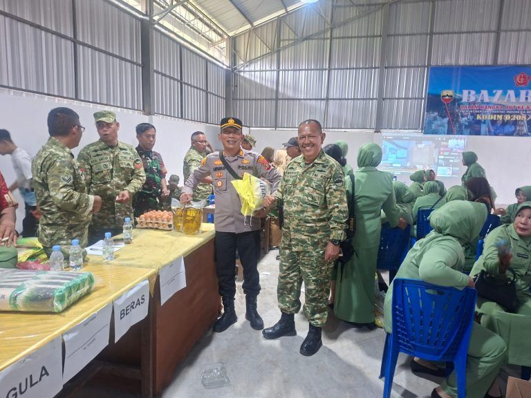 Sambut HUT ke-81 TNI, Kodim 0208/Asahan dan Polsek Talawi Gelar Bazar Murah di Batu Bara