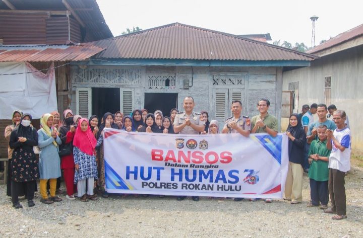HUT Humas Polri ke-75, Polres Rohul Salurkan Bansos Berupa Sembako untuk Masyarakat Desa Koto Tinggi