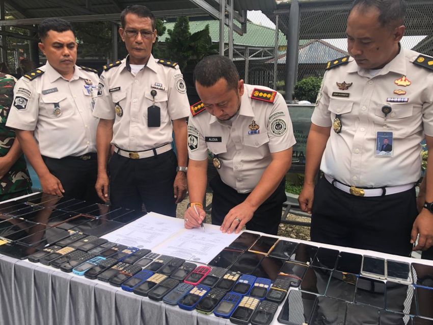 Lapas Kelas IIA Bangkinang Musnahkan Handphone Hasil Razia, Perkuat Komitmen Jaga Keamanan dan Ketertiban
