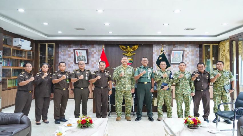 Perkuat Sinergi Hukum! Tim Jampidmil Kejagung Audiensi dengan Pangdam I/BB di Medan